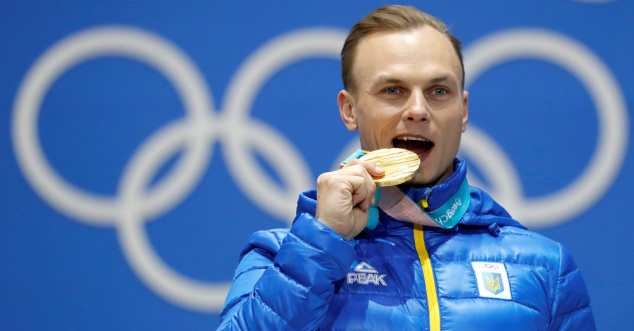 Олимпийский чемпион Абраменко куснул золотую медаль Пхенчхана