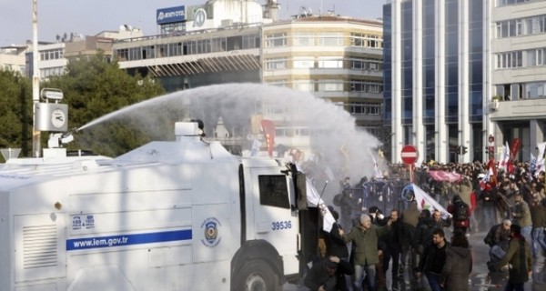 В Турции полиция разгоняла демонстрантов водометами, слезоточивым газом и резиновыми пулями
