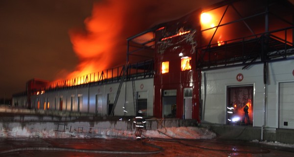 Пожар на крупнейшем оптовом рынке страны: продавцы погибли, спасая товар