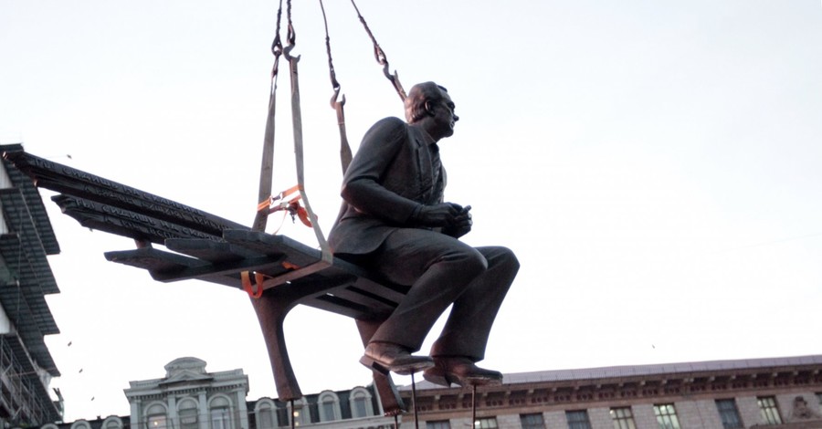 Памятник Лобановскому перенесли на улицу Грушевского 