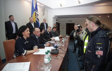 О зарплатах бюджетникам Киев договорится с Кабмином