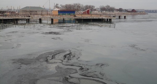 Странные пятна в Черном море могут быть сажей или угольной пылью