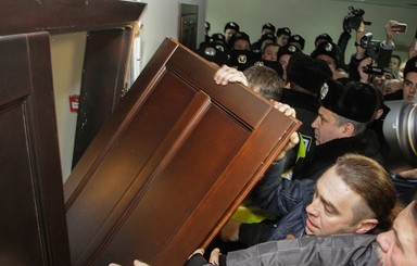 На сессии Киевсовета выбили двери и оставили бюджетников без зарплаты