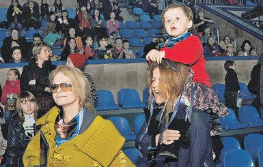 Лариса Долина вывела в свет внучку Сашеньку 