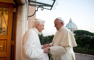 Два папы римских встретились в канун католического Рождества 