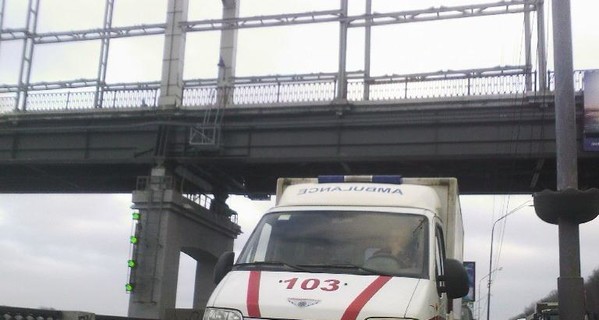 В Киеве с моста упал мужчина и разбился насмерть