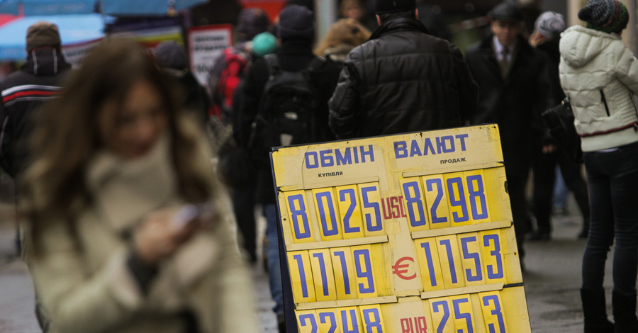 Доллар начал дешеветь