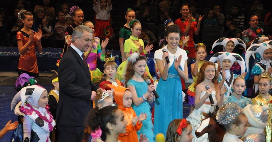 Две тысячи детей получили подарки на елке мэра