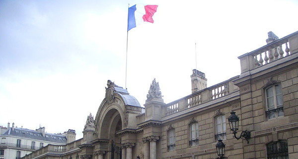 Мужчина попытался протаранить на машине ворота Елисейского дворца в Париже