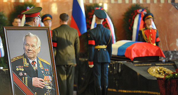 Михаила Калашникова похоронили под залпы из автоматов, которые он создал