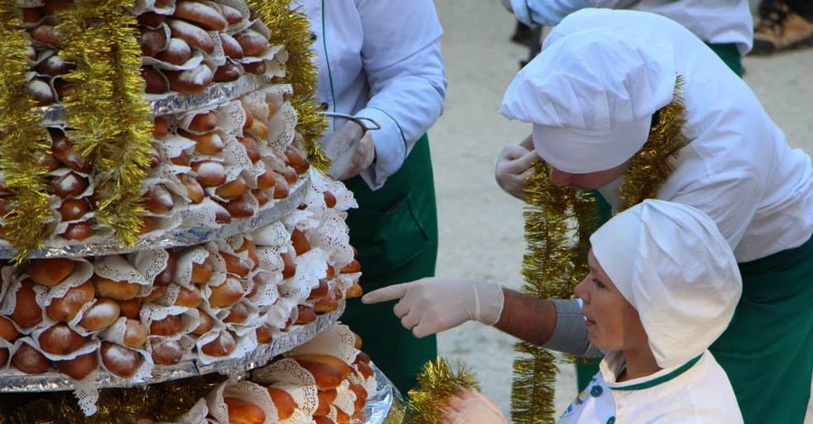 В Крыму приготовили 2-метровую елку из пирожков