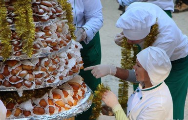 В Крыму приготовили 2-метровую елку из пирожков