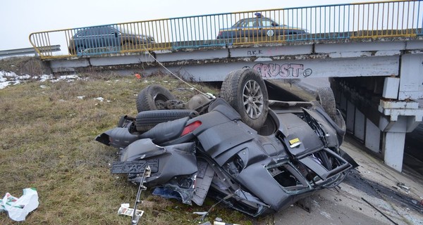 Во внедорожнике, слетевшем с моста под Харьковом, погибли четверо 