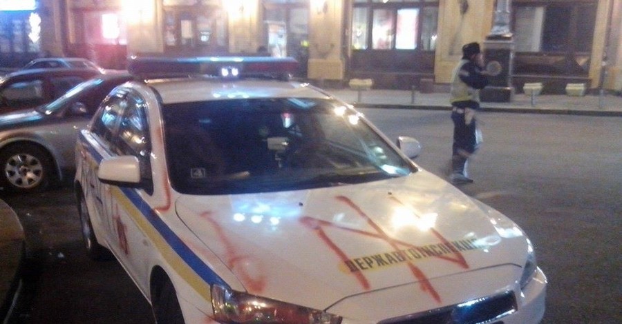 В Киеве неизвестные в масках разрисовали машину ГАИ