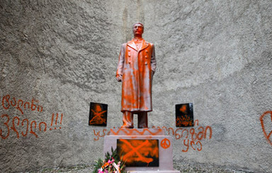 В Грузии снесли недавно установленный памятник Сталину