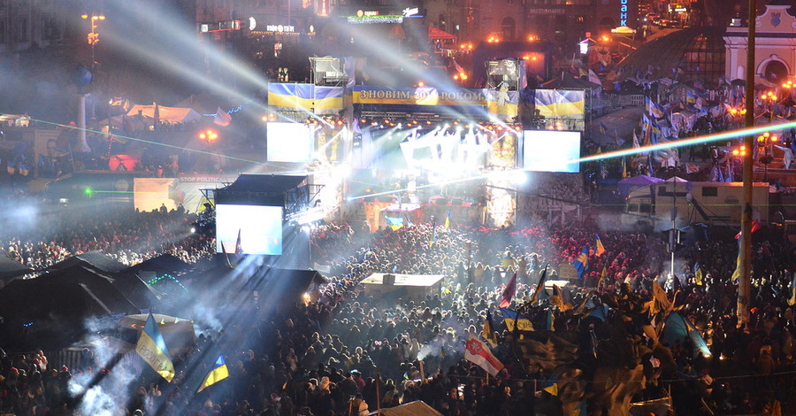 Гимн на Майдане Незалежности исполнили около десяти тысяч человек 