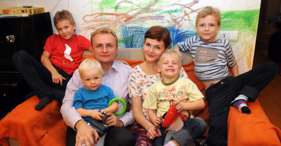 Мэр Львова обратится в российскую газету, проиллюстрировавшую статью об усыновлении снимком его семьи