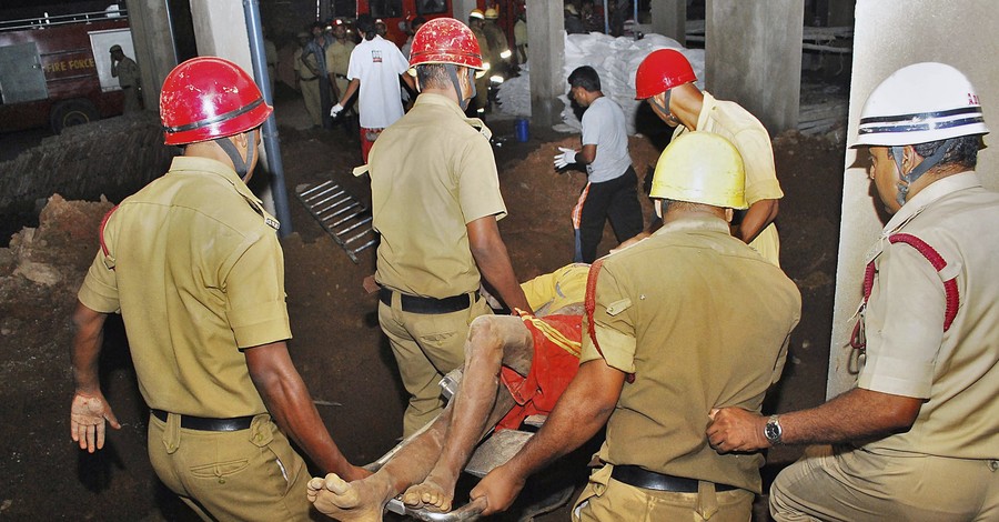 В Индии под завалами строящегося здания погибли 19 человек