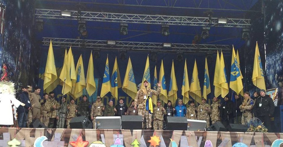 На Майдане представители церквей разных конфессий освятили знамена