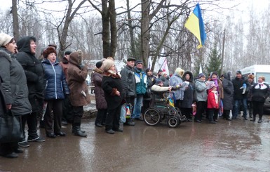 Харьковские активисты поздравили Тимошенко с Рождеством колядками и пирогами 