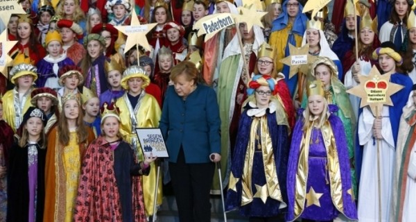 Ангела Меркель вышла на публику на костылях