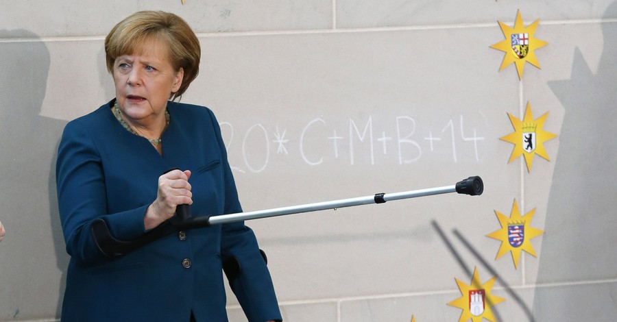 Новогодние каникулы первых лиц: Меркель сломала ногу, а Путин сыграл в хоккей с Лукашенко 