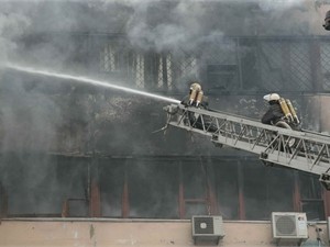 Появилось видео падения человека во время пожара на ювелирной фабрике в Харькове