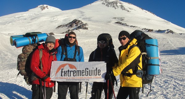 Сорвавшиеся с Эльбруса альпинисты выжили, поскольку упали не к подножью горы  