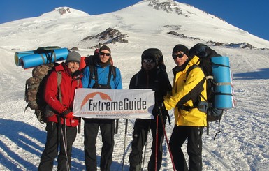 Сорвавшиеся с Эльбруса альпинисты выжили, поскольку упали не к подножью горы  