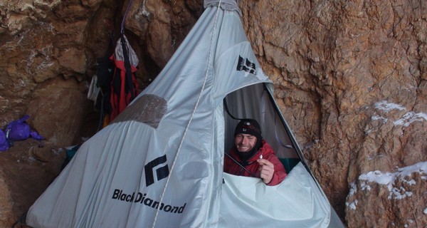 Сорвавшийся на Эльбрусе альпинист, кувыркаясь летел с горы полкилометра