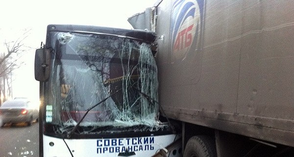 В Донецке автобус столкнулся с грузовиком