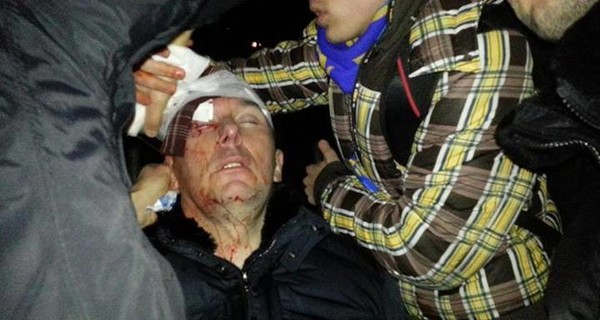 Очевидцы: Луценко пострадал после того, как пытался пройти в автобус с Беркутом