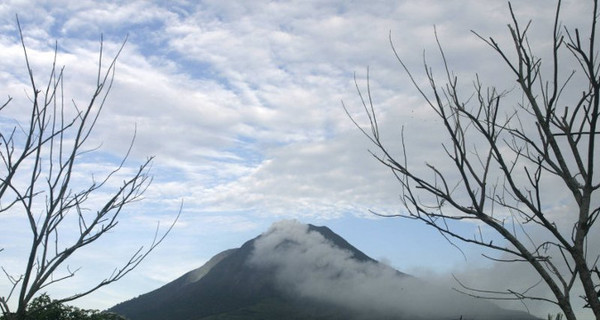 На острове Суматра проснулся вулкан, население в панике 