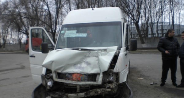 В аварии в Днепропетровске пассажиры маршрутки отделались незначительными травмами