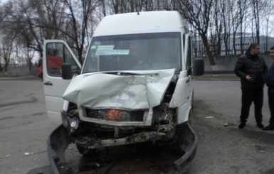 В аварии в Днепропетровске пассажиры маршрутки отделались незначительными травмами