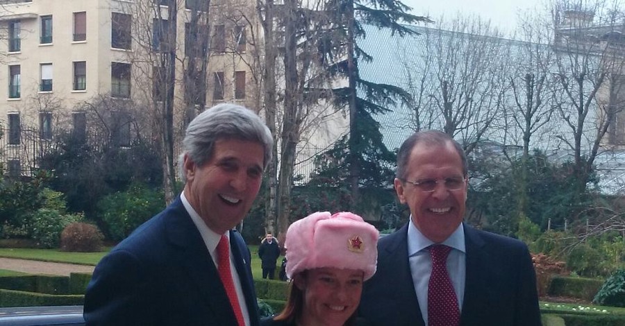 Из-за картошки и Лаврова россияне одели даму из Госдепа в розовую шапку-ушанку 