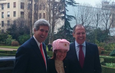 Из-за картошки и Лаврова россияне одели даму из Госдепа в розовую шапку-ушанку 