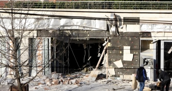 Возле банка в Будапеште прогремел взрыв