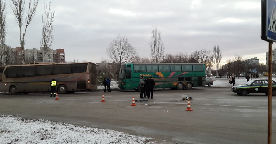 В Запорожье водитель автобуса сбил насмерть пассажирку вышедшую из салона