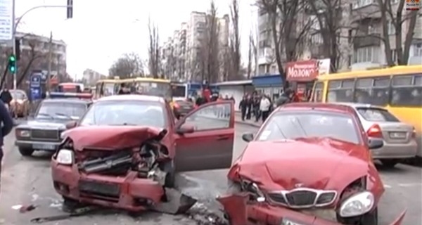 В Киеве столкнулись две легковушки, пострадал ребенок