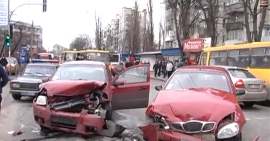 В Киеве столкнулись две легковушки, пострадал ребенок