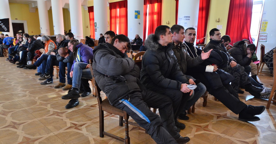 КГГА: чиновники проходят с черного хода, а митингующим еду привозят из ресторанов