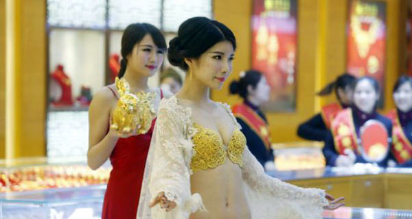 В Китае показали золотое женское нижнее белье