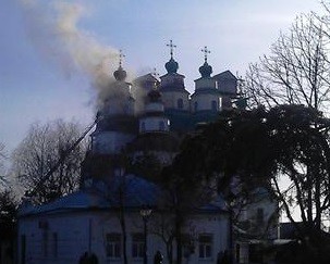 Чтобы остановить огонь в Троицком соборе, пожарным пришлось разрушить купол