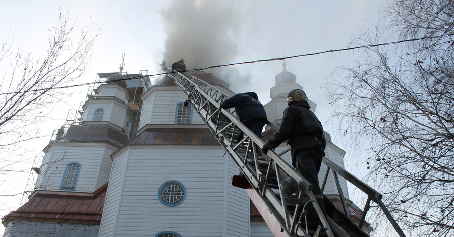 Собор в Новомосковске мог загореться из-за строительного сена