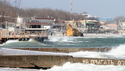 В Одессе шторм смыл ряд пляжей