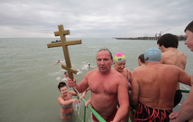 Где в Крыму окунуться на Крещение: в Красных пещерах ждут весельчаков, а на Южном берегу соберутся моржи