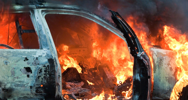 В Днепропетровске машина с милиционерами загорелась от столкновения с джипом