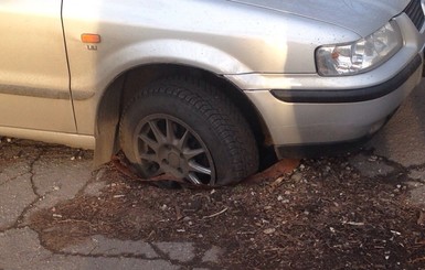 В Запорожье иномарка посреди дороги провалилась в закрытый люк