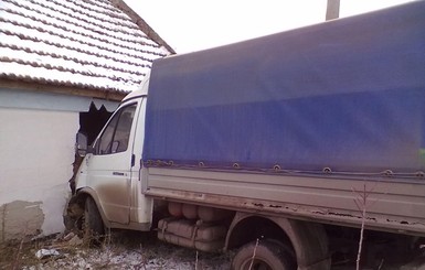 Запорожский водитель протаранил дом и сделал из окна двери